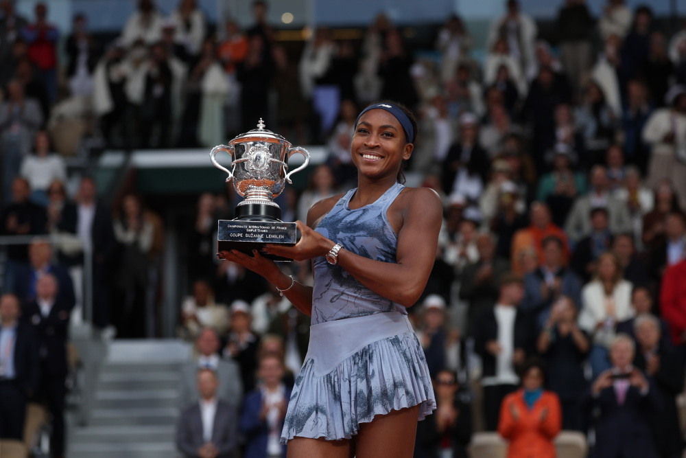 通过更为紧 通过更为紧