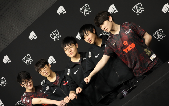 队中的每位 队中的每位